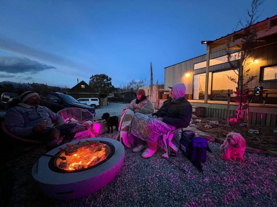 Alpine Chalet - Views, Fire-Pit, Central, Cosy Wanaka Bagian luar foto