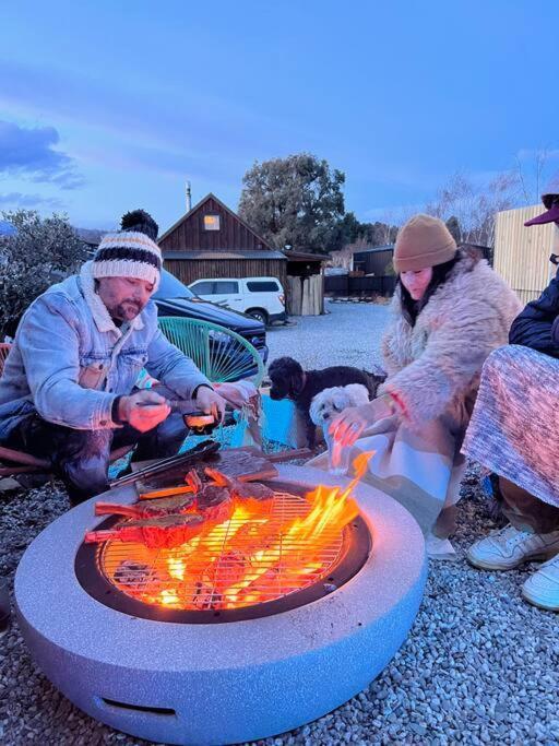 Alpine Chalet - Views, Fire-Pit, Central, Cosy Wanaka Bagian luar foto