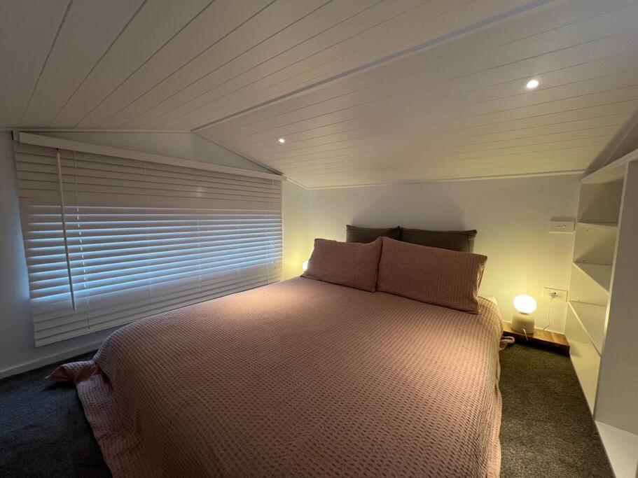 Alpine Chalet - Views, Fire-Pit, Central, Cosy Wanaka Bagian luar foto