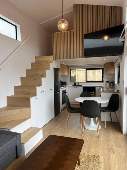 Alpine Chalet - Views, Fire-Pit, Central, Cosy Wanaka Bagian luar foto