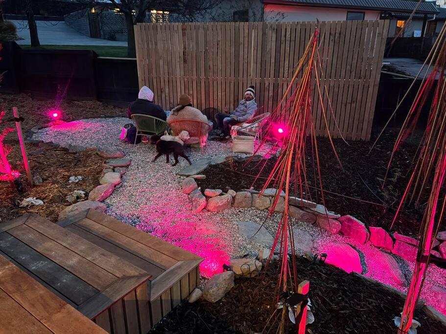 Alpine Chalet - Views, Fire-Pit, Central, Cosy Wanaka Bagian luar foto