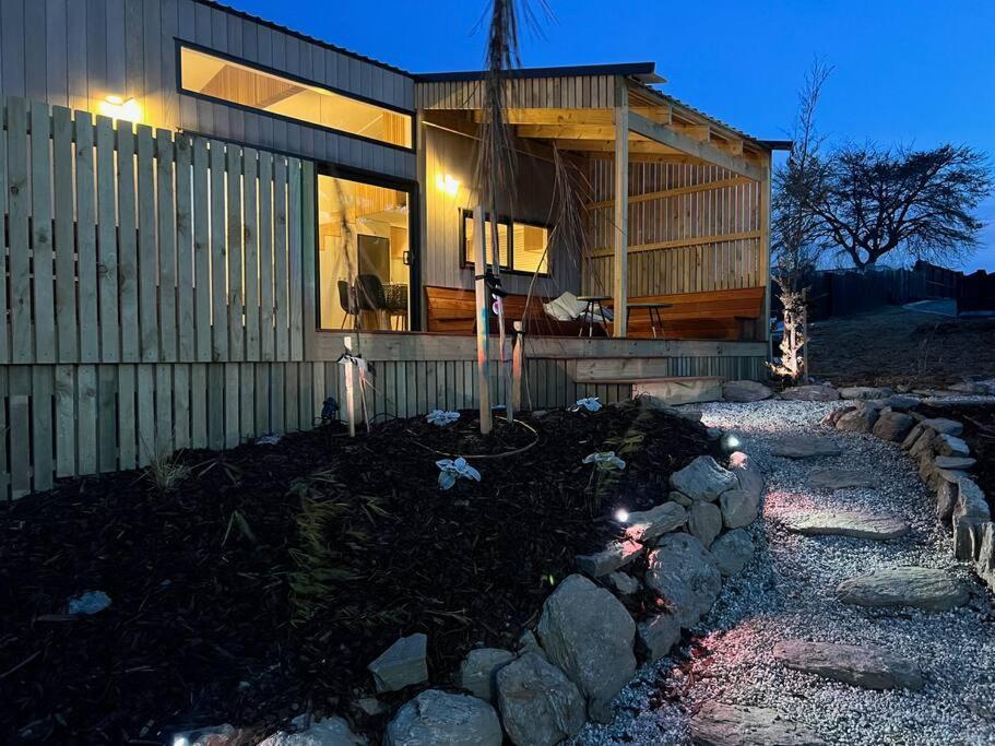 Alpine Chalet - Views, Fire-Pit, Central, Cosy Wanaka Bagian luar foto